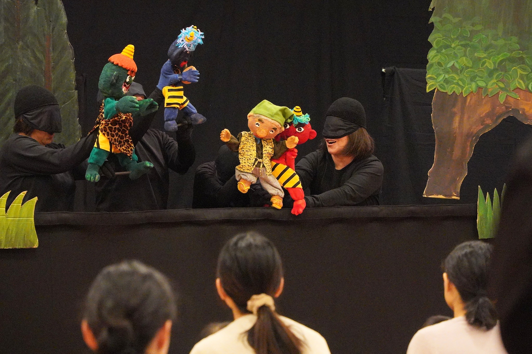 「どじょっこ劇団」が人形劇やペープサートを上演