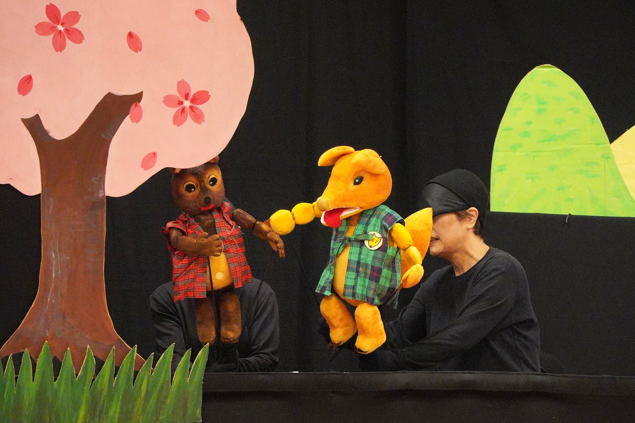 「どじょっこ劇団」が人形劇やペープサートを上演