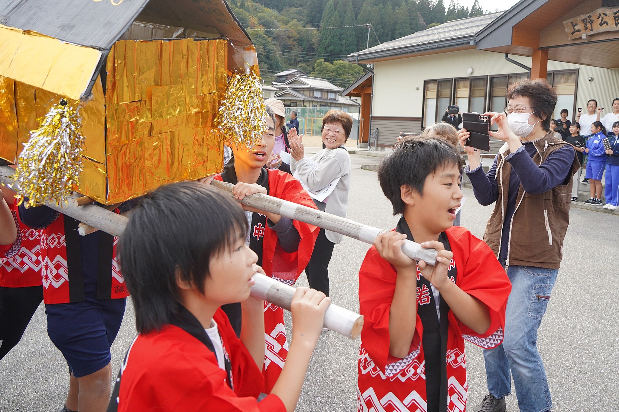 古川西小6年生が地域の皆さんを前に獅子舞などを披露