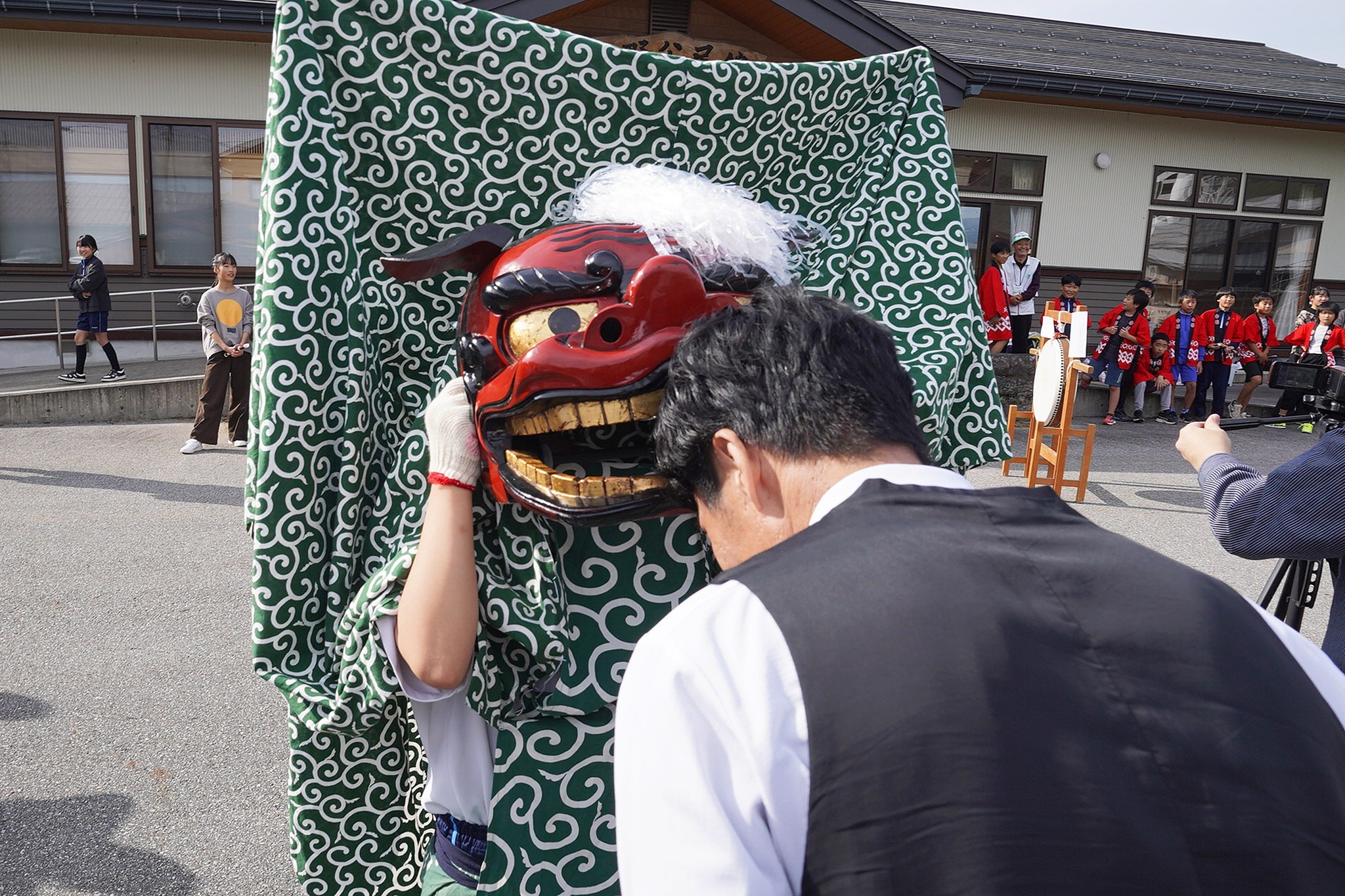 古川西小6年生が地域の皆さんを前に獅子舞などを披露