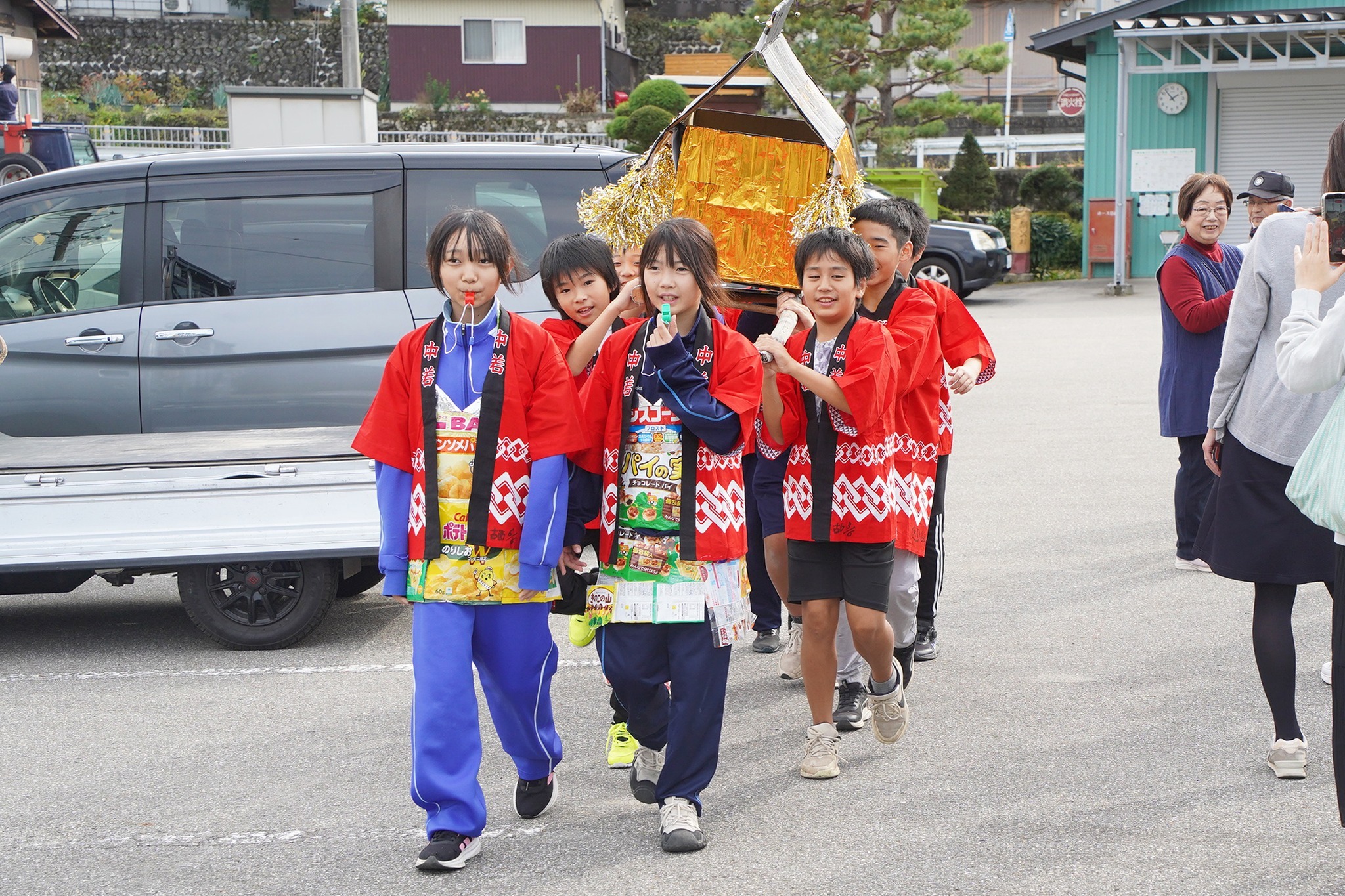 古川西小6年生が地域の皆さんを前に獅子舞などを披露