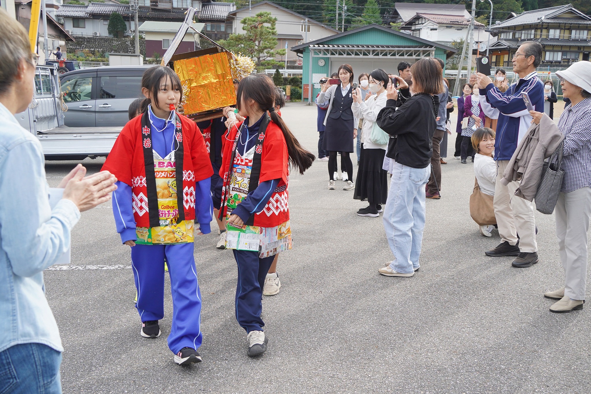 古川西小6年生が地域の皆さんを前に獅子舞などを披露