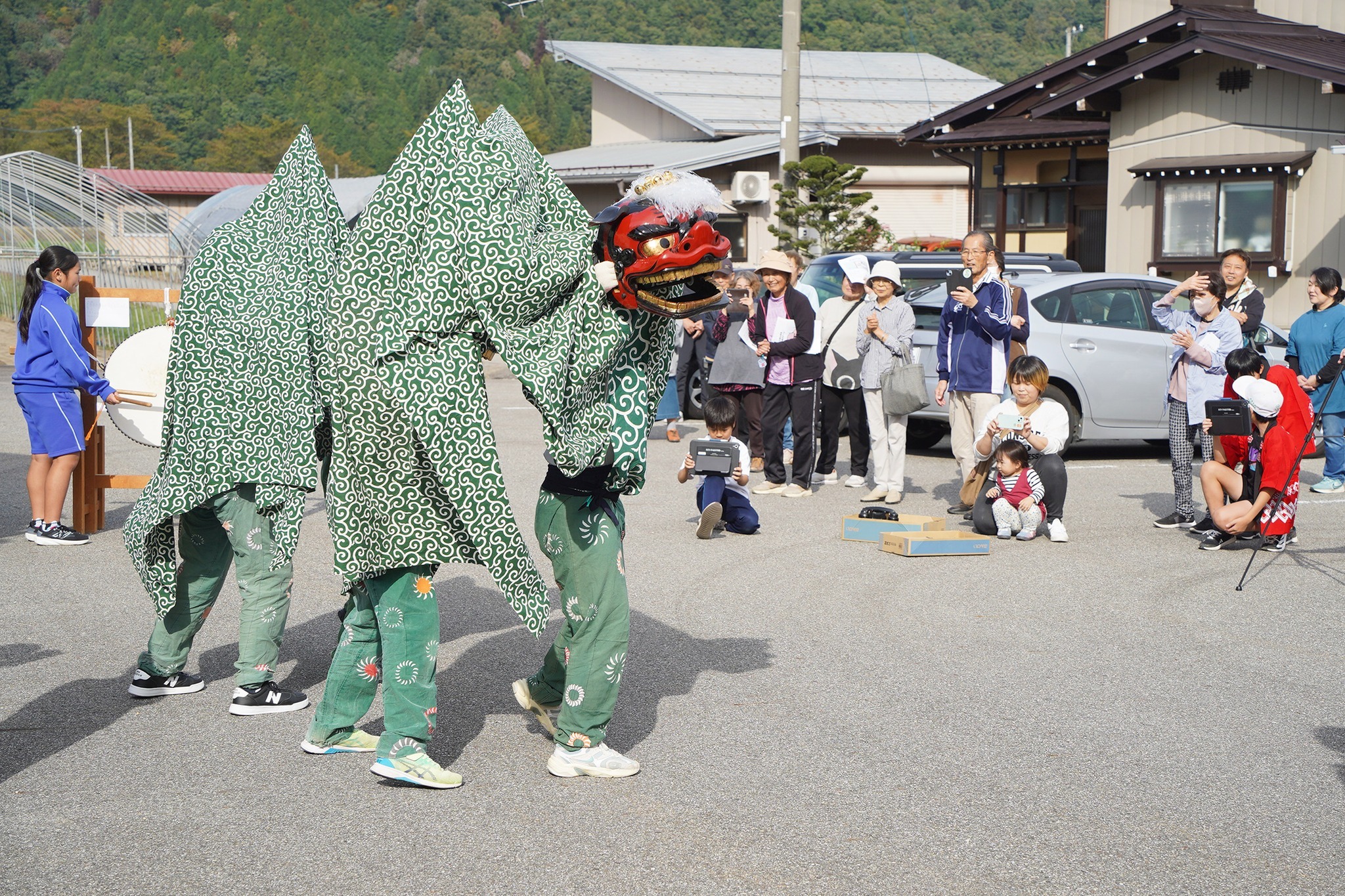 古川西小6年生が地域の皆さんを前に獅子舞などを披露