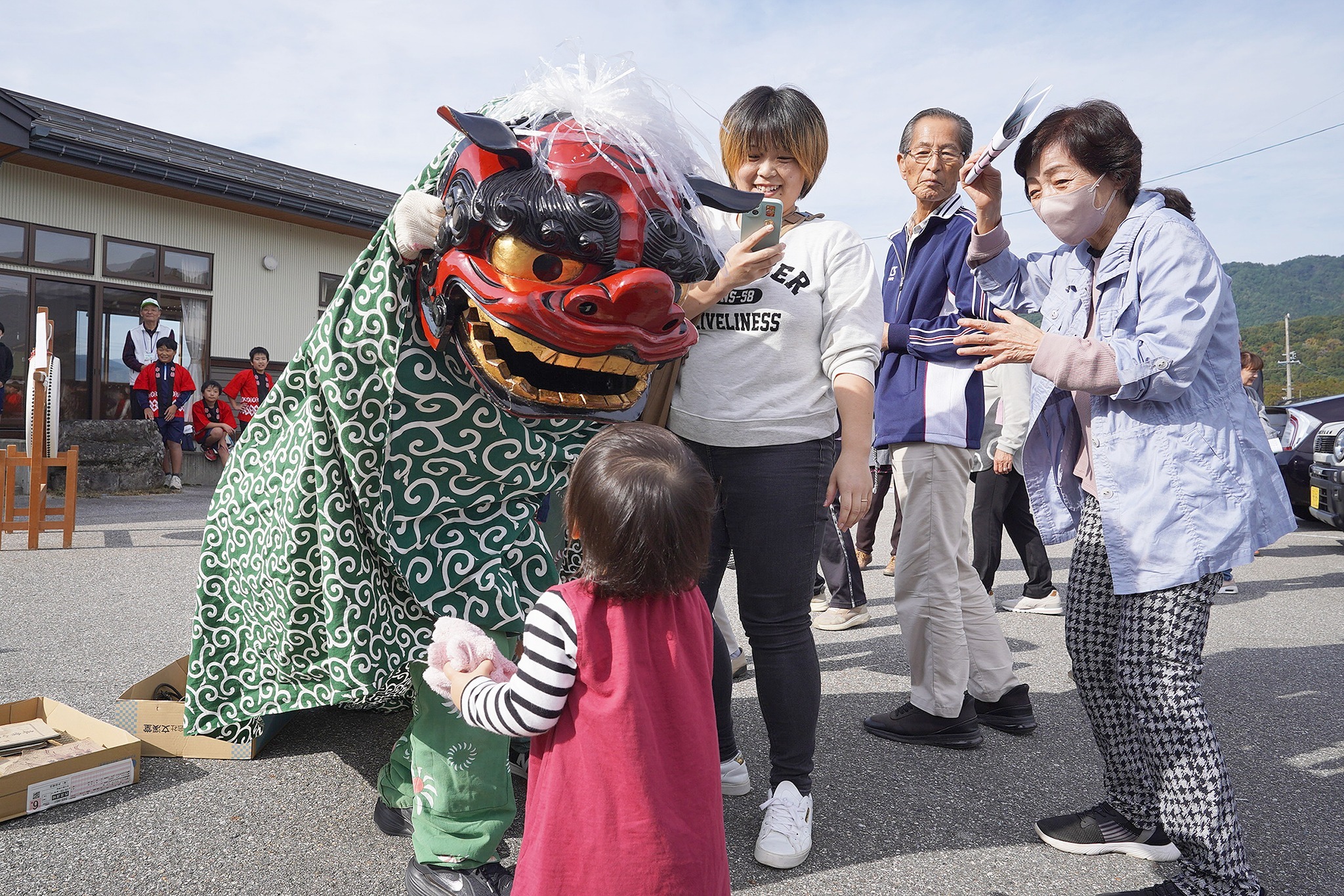 古川西小6年生が地域の皆さんを前に獅子舞などを披露