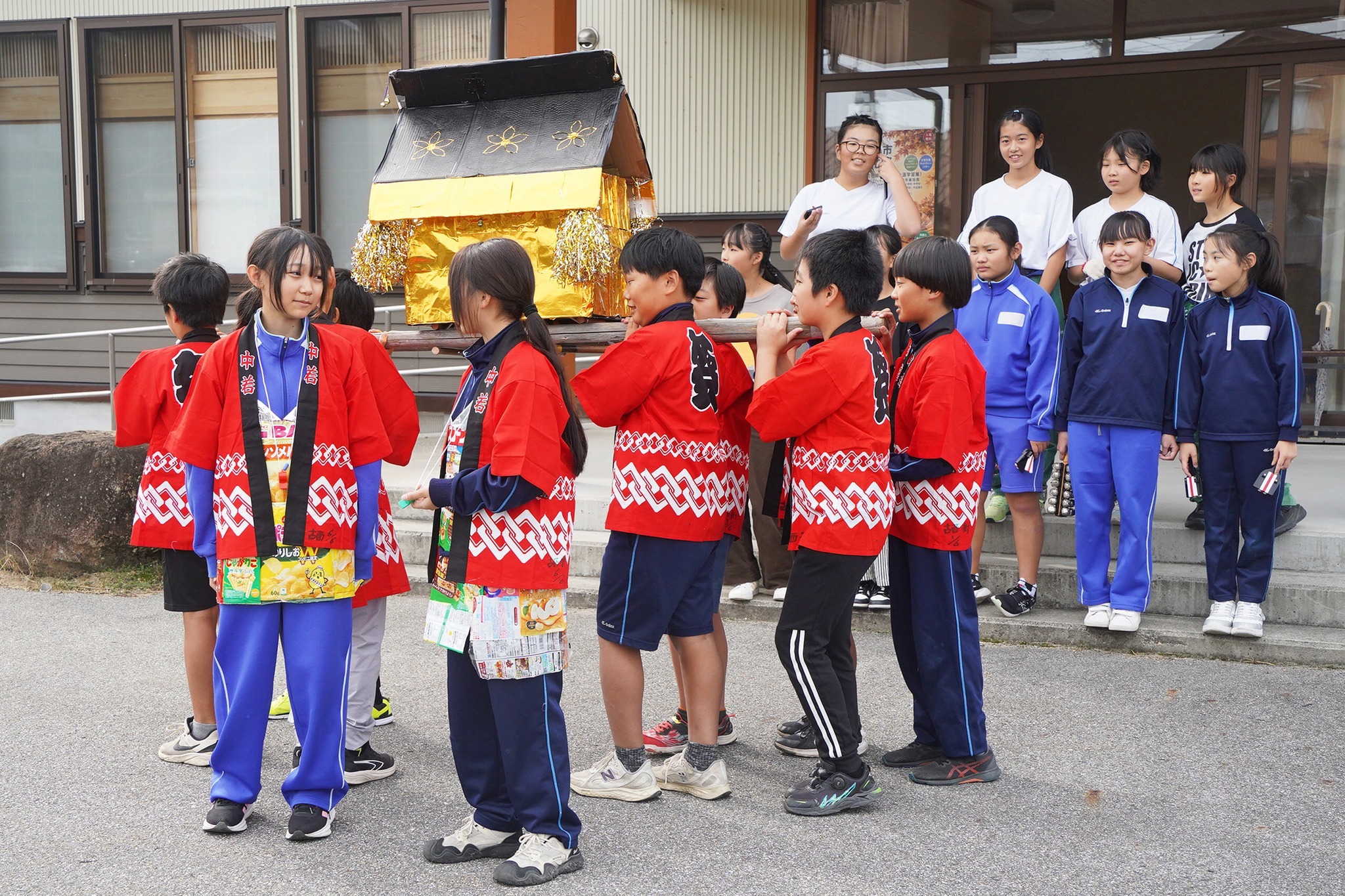 古川西小6年生が地域の皆さんを前に獅子舞などを披露