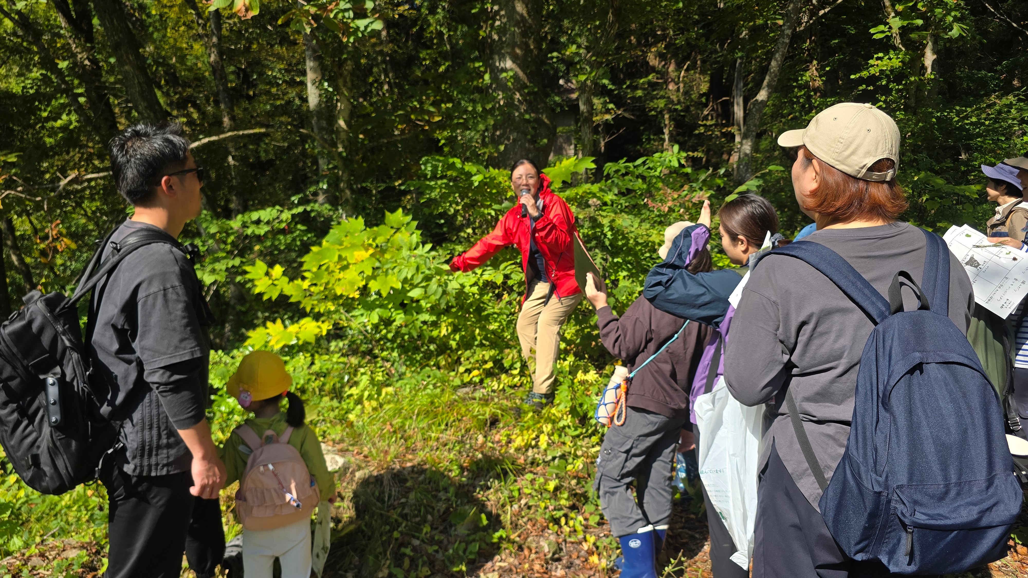 今年も開催!わくわく探検隊、里山探検で秋見つけ