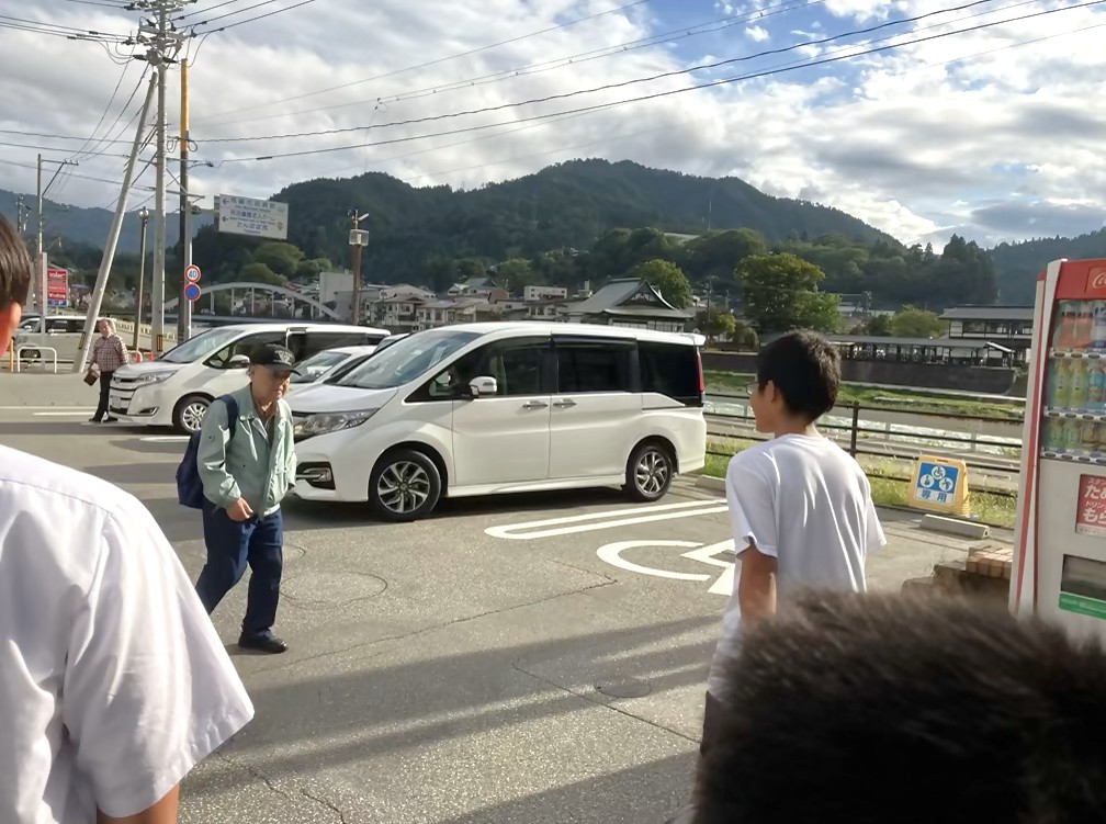 神岡中学校の生徒が交通安全を呼びかけました