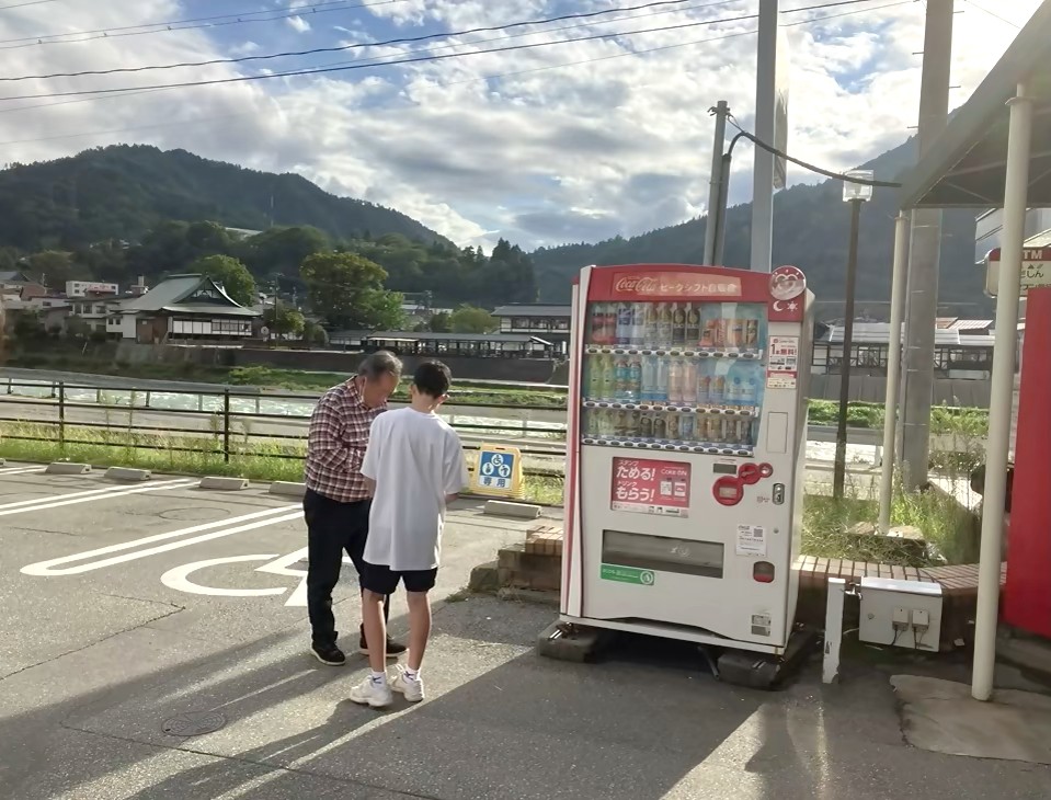 神岡中学校の生徒が交通安全を呼びかけました