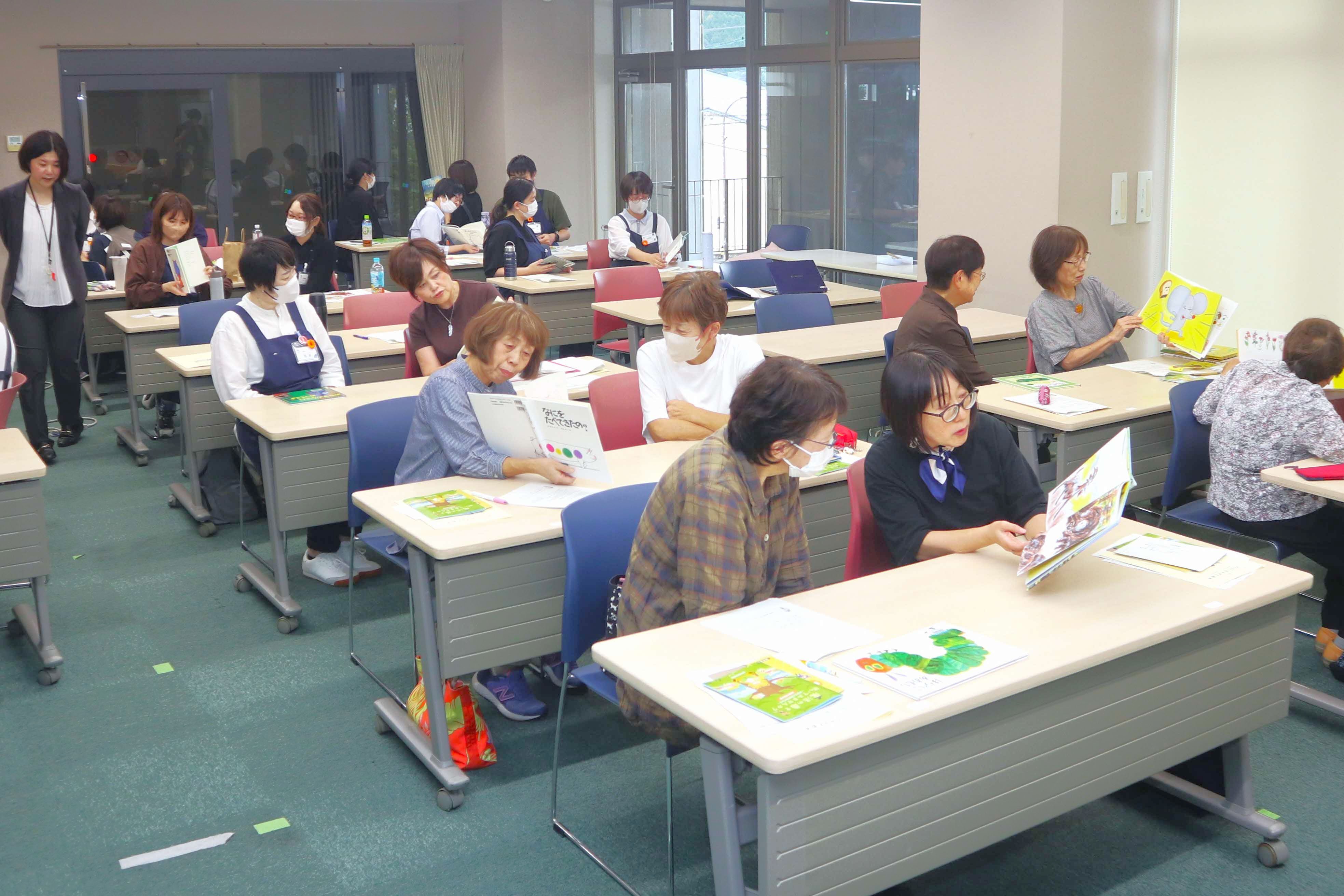 市図書館が職員研修を市民に開放し「司書から学ぶはじめての読み聞かせ講座」を開催しました