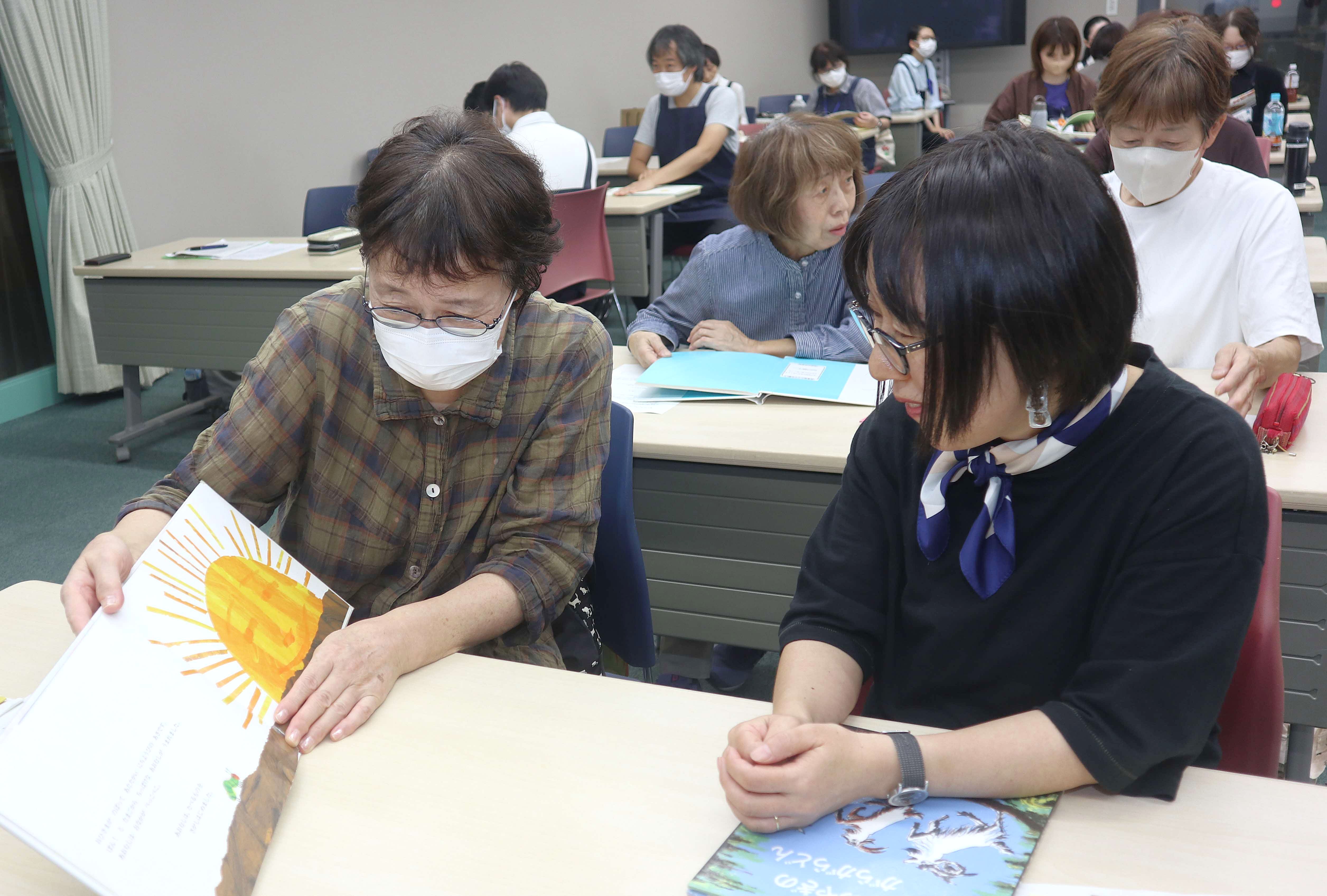 市図書館が職員研修を市民に開放し「司書から学ぶはじめての読み聞かせ講座」を開催しました