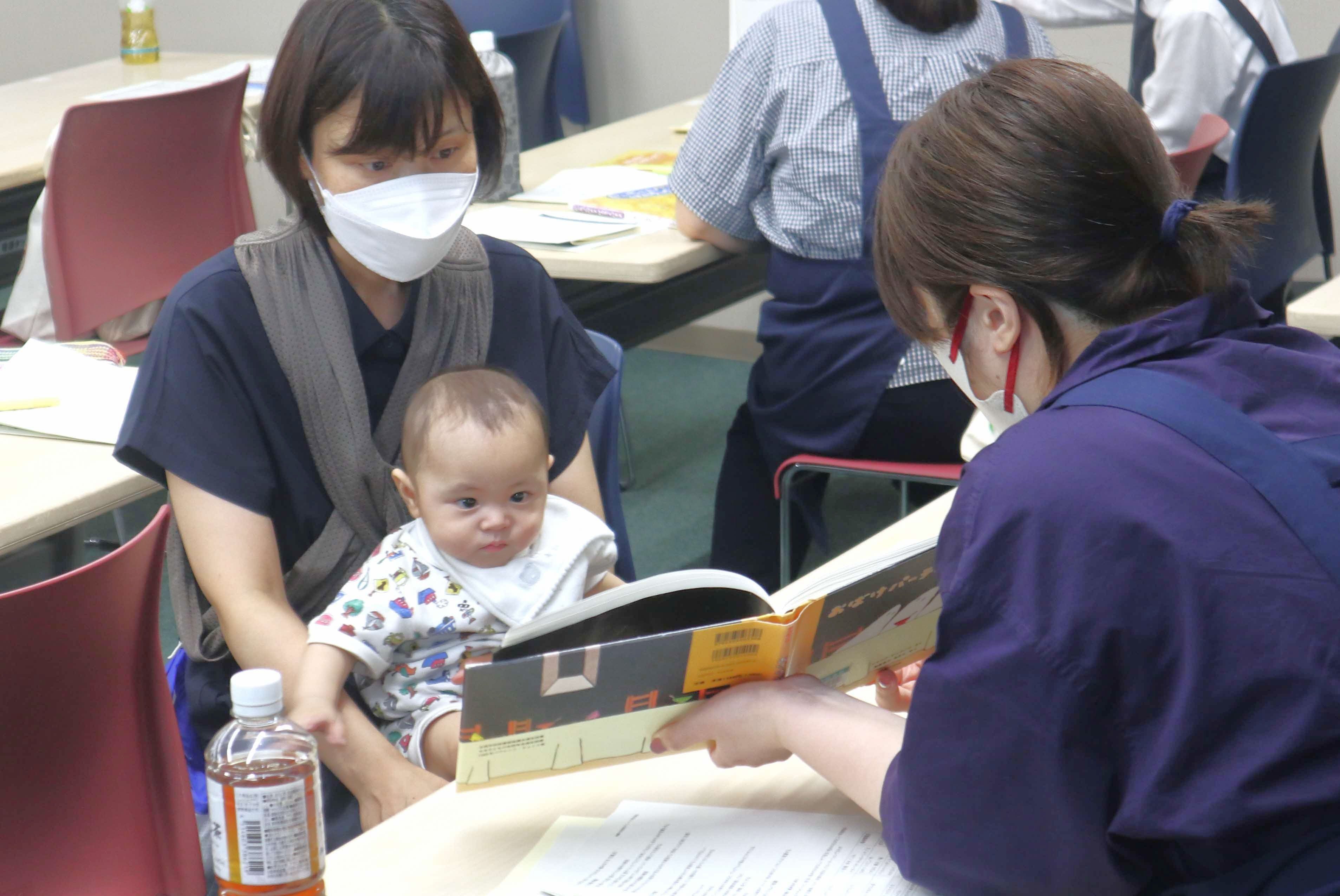 市図書館が職員研修を市民に開放し「司書から学ぶはじめての読み聞かせ講座」を開催しました