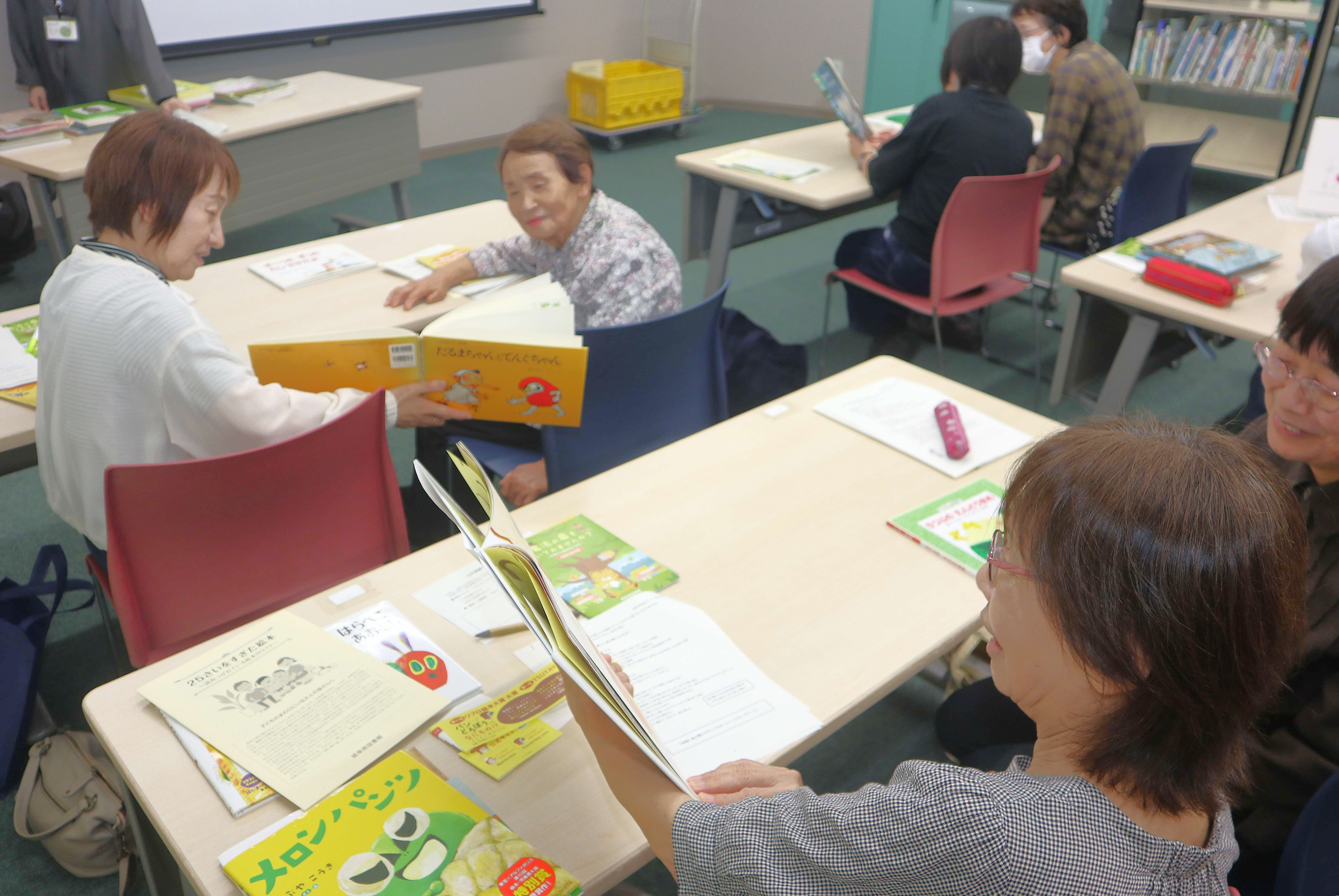市図書館が職員研修を市民に開放し「司書から学ぶはじめての読み聞かせ講座」を開催しました
