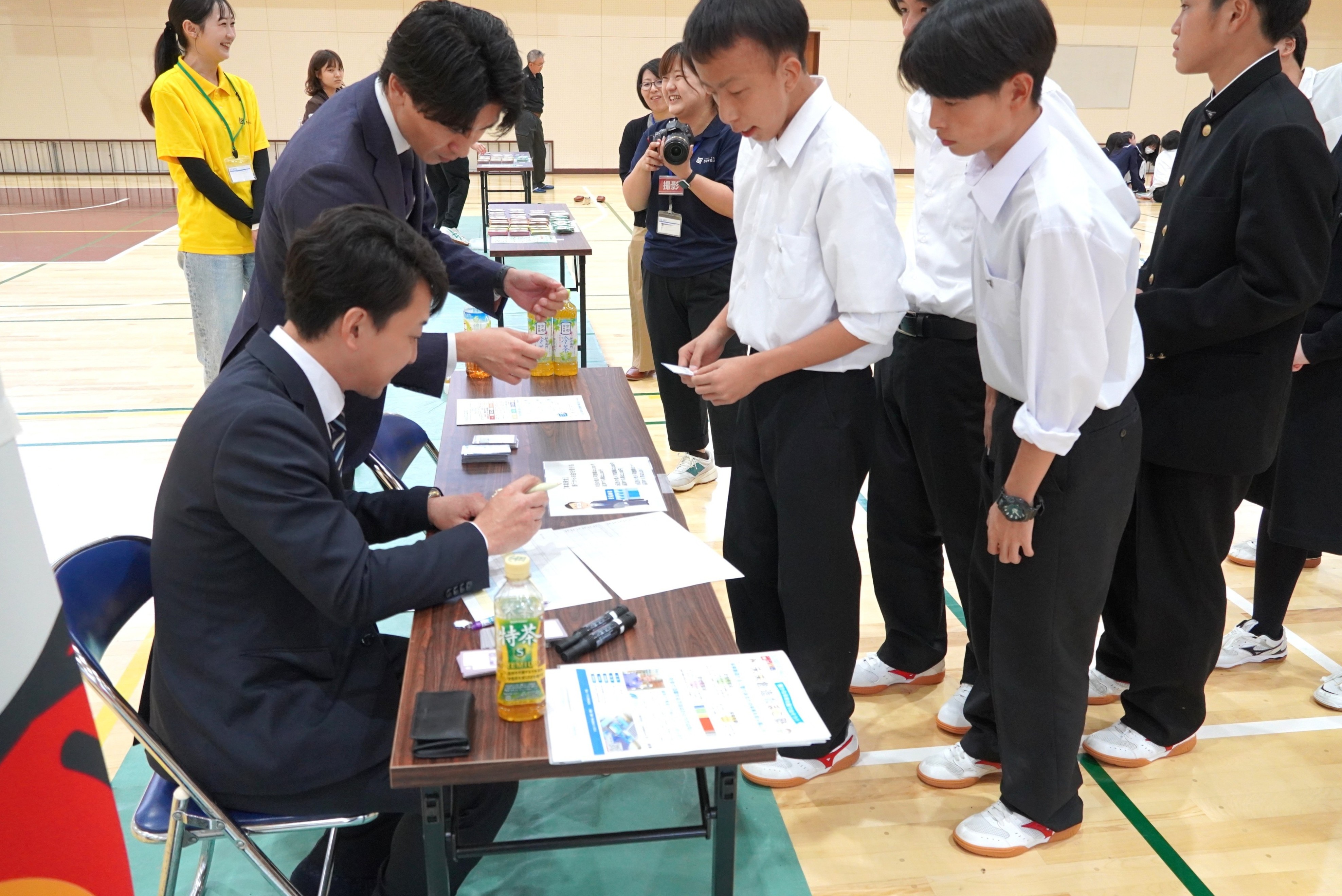 吉城高1年生経済ゲームと講話からお金の流れや将来のヒントを学ぶ