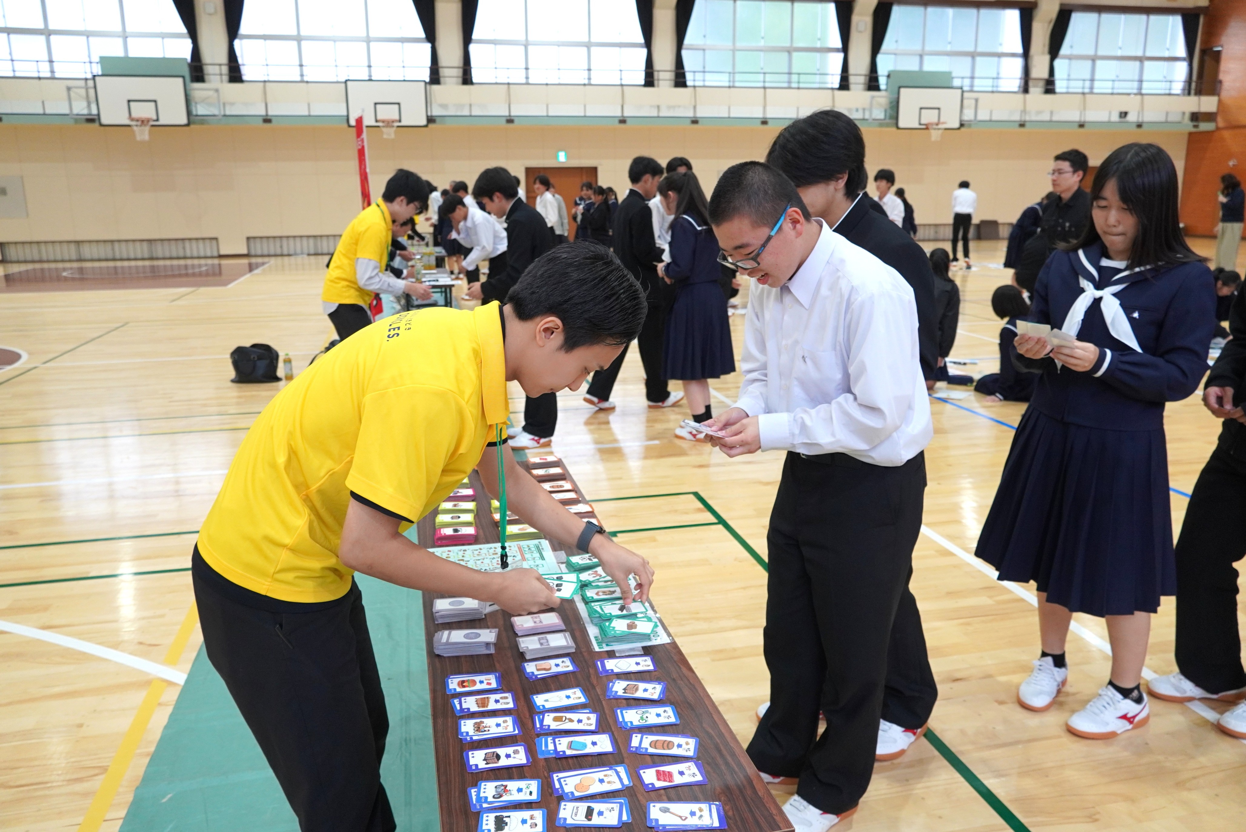 吉城高1年生経済ゲームと講話からお金の流れや将来のヒントを学ぶ
