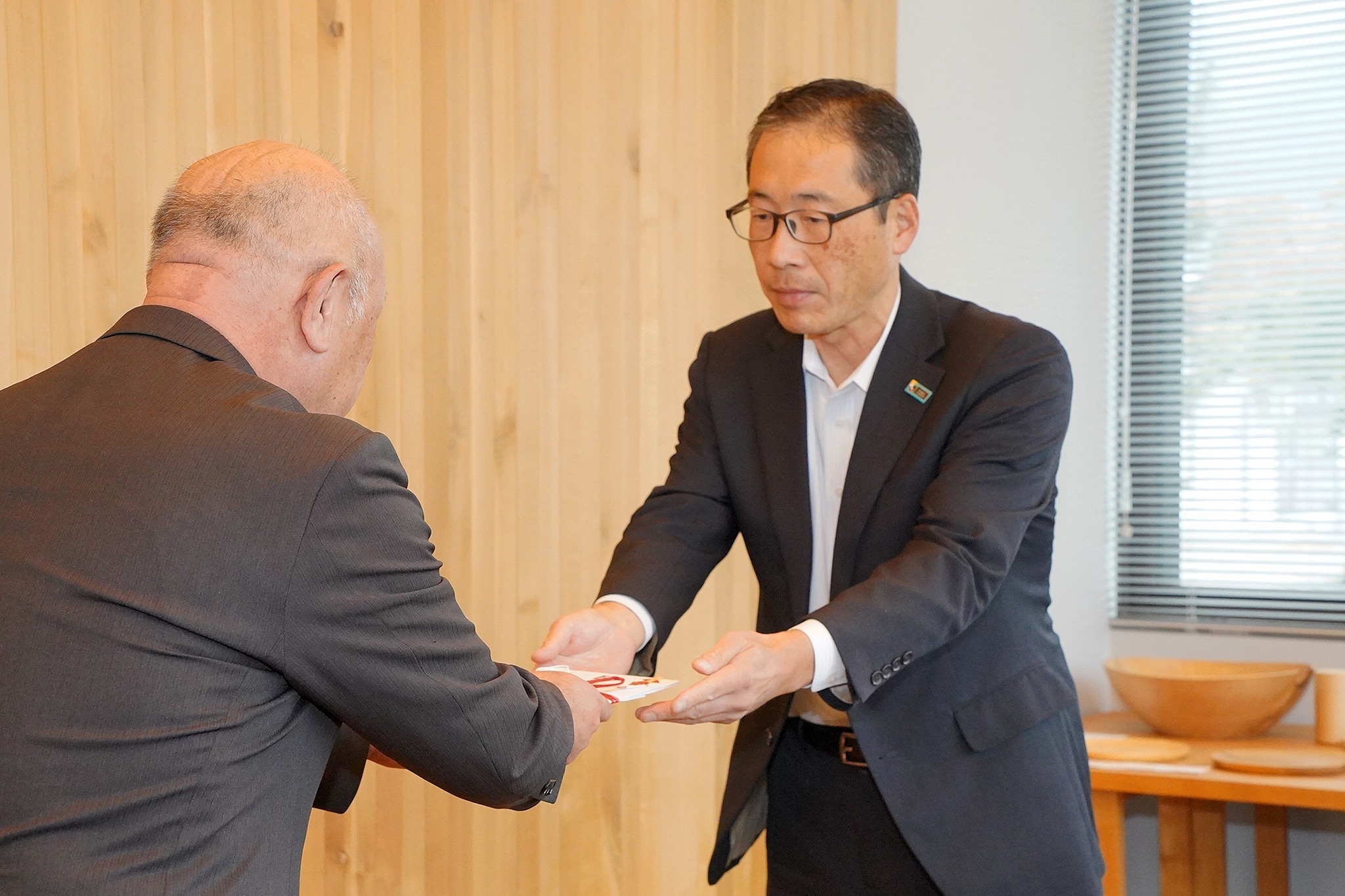 明治安田生命が市の健康増進施策に対し寄附金を贈呈