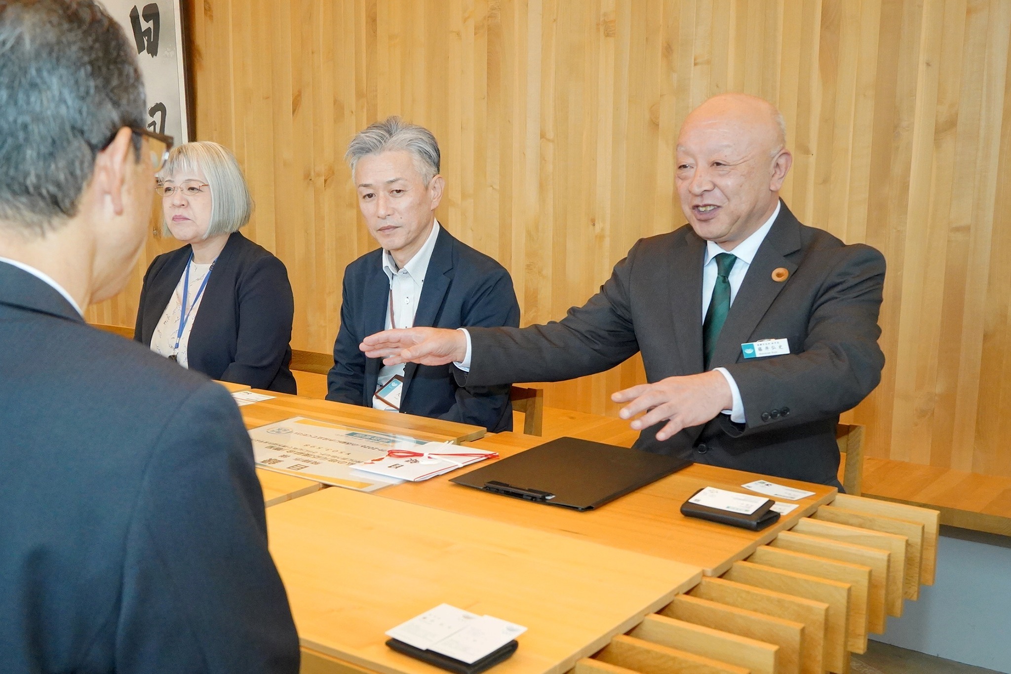 明治安田生命が市の健康増進施策に対し寄附金を贈呈