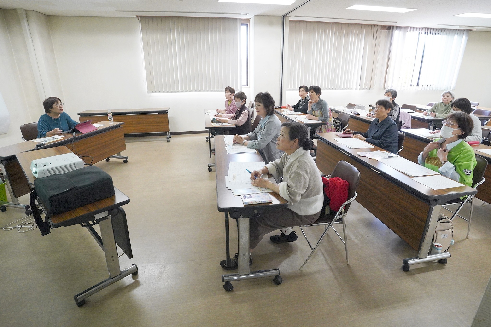 シニアの皆さんが「家計にやさしい省エネ生活」について学びました