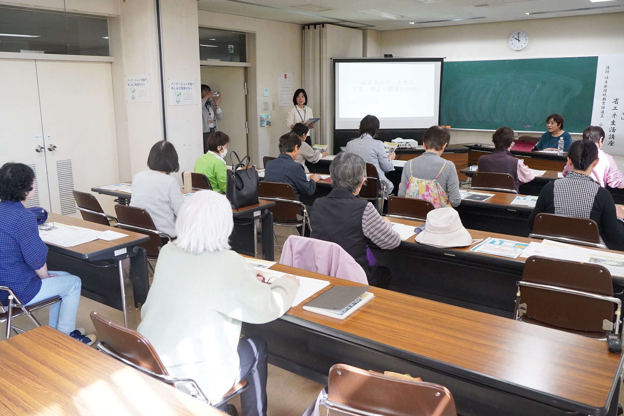 シニアの皆さんが「家計にやさしい省エネ生活」について学びました