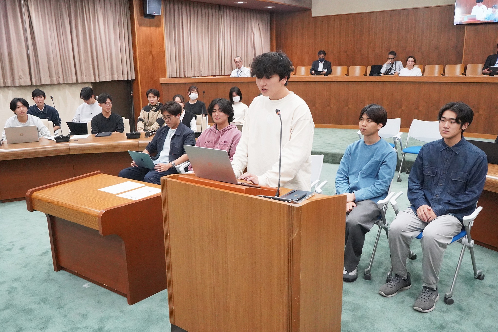 CoIU生が授業の一環で議会一般質問を体験