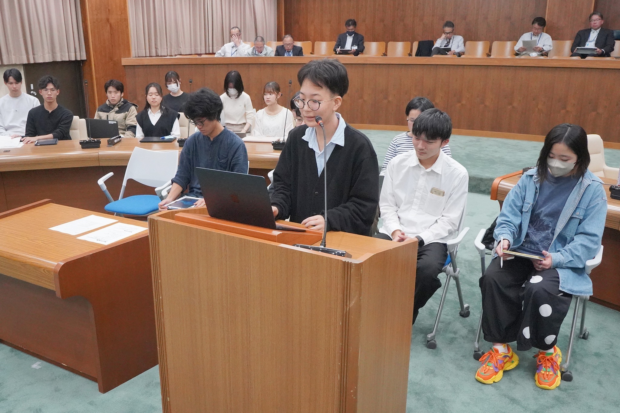 CoIU生が授業の一環で議会一般質問を体験
