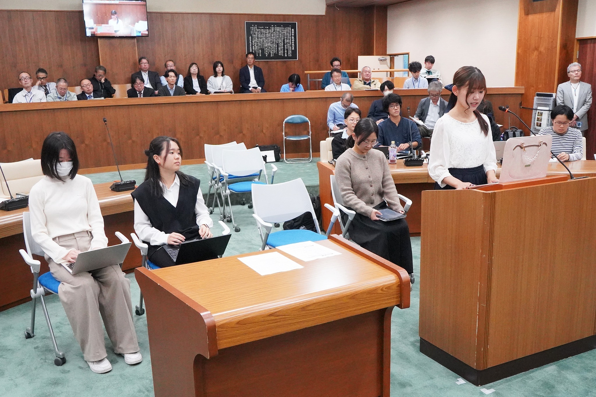 CoIU生が授業の一環で議会一般質問を体験