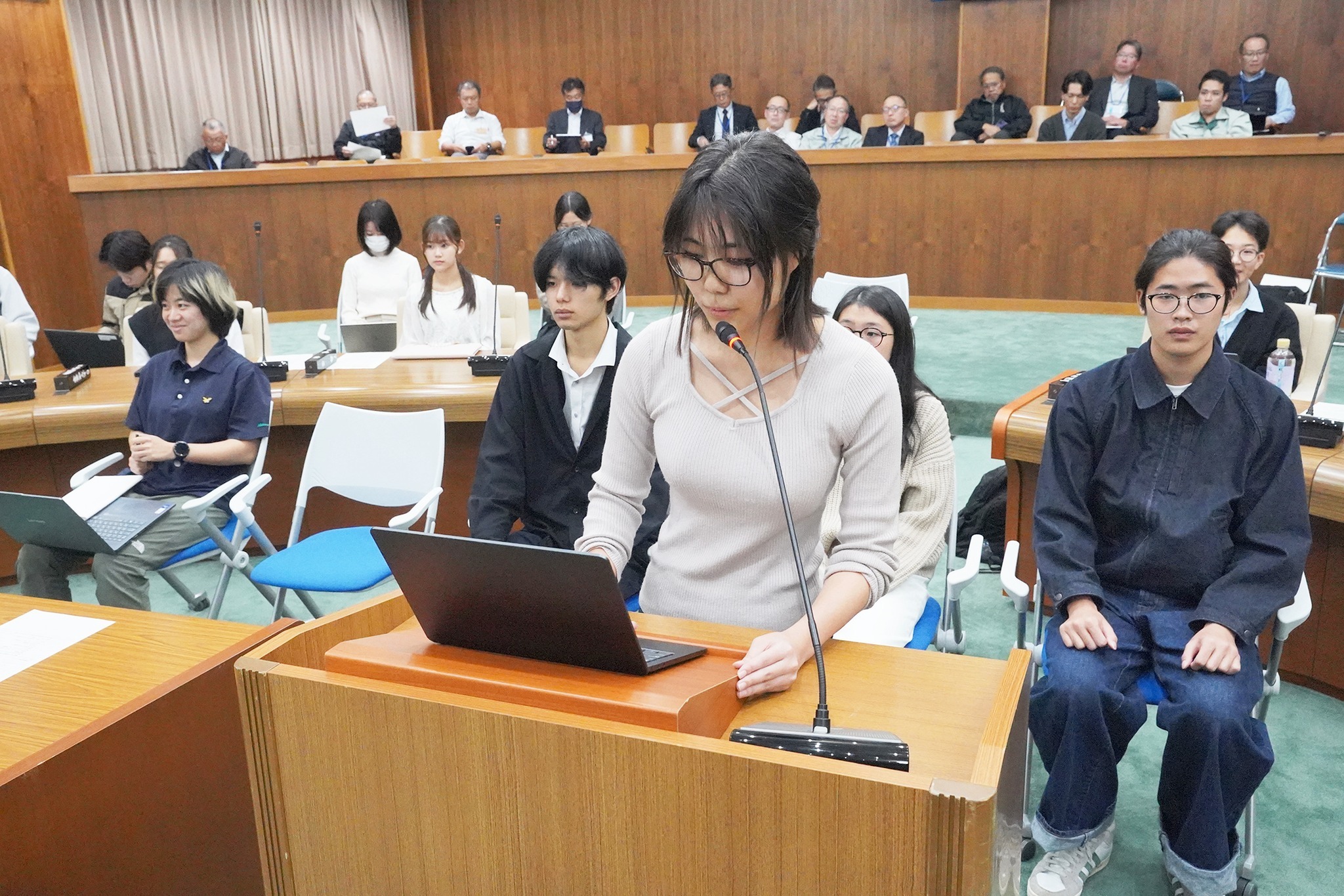 CoIU生が授業の一環で議会一般質問を体験
