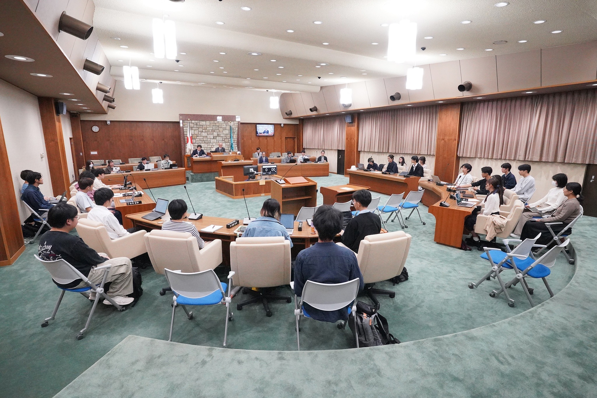 CoIU生が授業の一環で議会一般質問を体験