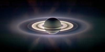 太陽を背にした土星の写真