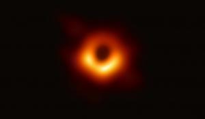 ブラックホールの影の写真