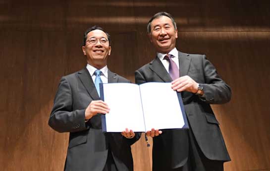 協定を締結した都竹飛騨市長（写真左）と梶田宇宙線研究所長（写真右）