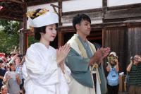 御蔵稲荷神社　参拝中の夫婦の写真