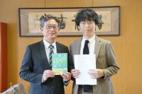 中部大学塩津さん小中学校へ書籍を寄贈