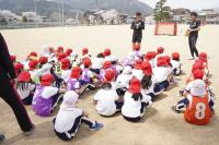 名古屋グランパスのスクールコーチが小学２年生にサッカーを指導