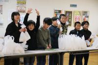 児童がお米を手渡す様子