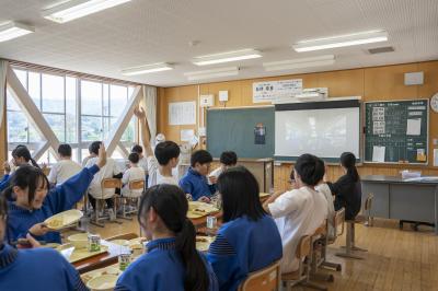 神岡中学校3年生が修学旅行の様子を実況中継しました