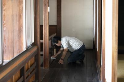 神岡街歩きガイドとともに「旧深山邸大掃除」を実施
