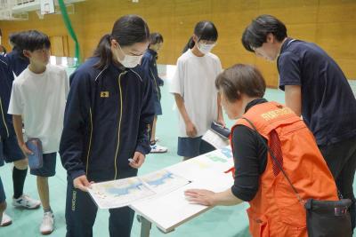 古川中１年生が防災ゲーム「風水害24」を体験しました