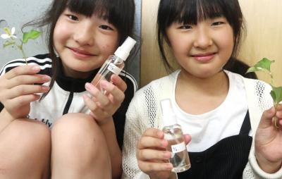古川小６年生が薬草を使った化粧水づくりを楽しみました