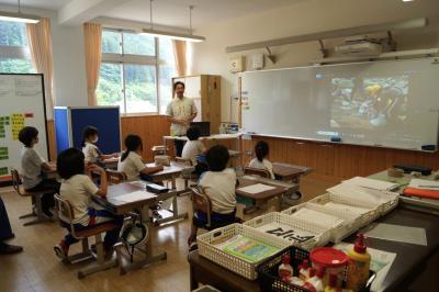 宮川小児童が「清流みやがわの鮎」の授業を受けました