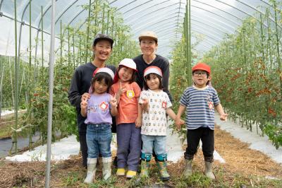 宮川保育園の園児が長九郎トマト農園を見学