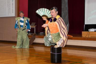 山之村小中学校で「茂山狂言鑑賞会」を開催