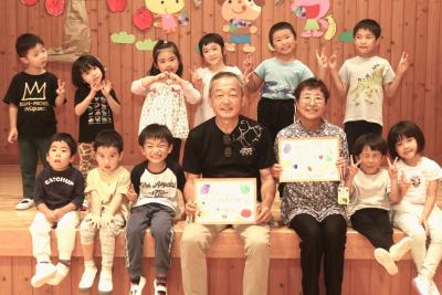 地域の農家でつくる豆菜会と園児らが交流しました