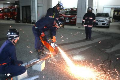 地震発生時など災害に備え、救助用資機材の取り扱い訓練を実施