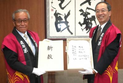 「新嘗祭」にお米を献上される古川町の田中さんが市長を表敬しました