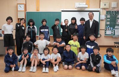都竹市長が河合小学校を訪問し児童と語り合いました
