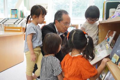 都竹市長と下出教育長が宮川小学校と宮川保育園を訪問し児童と語り合いました