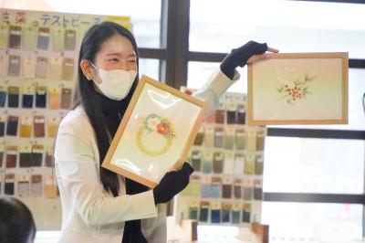 「絹絵」に挑戦するワークショップが開かれました