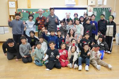 市内の外国語指導助手4人が集い、児童らと英語で交流