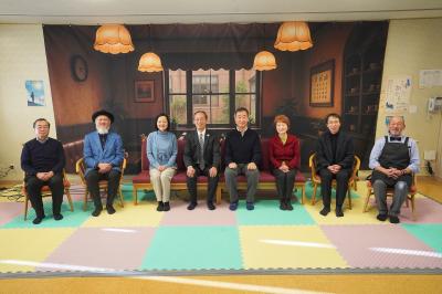 宇宙物理学の研究者や著名人を招いたトークショーが開かれました