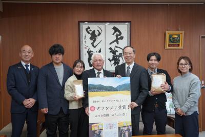 みつわ農園がグランプリを受賞したことを受け、市長に受賞報告を行いました